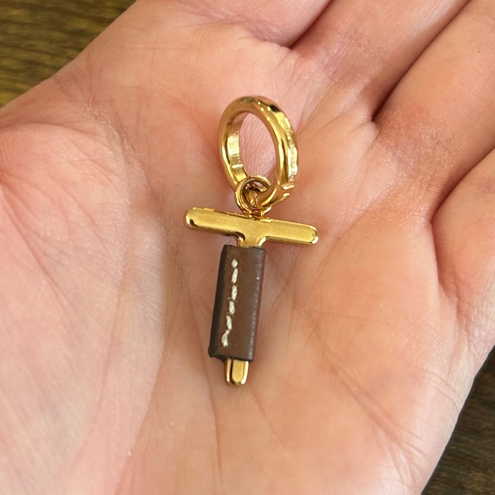 NEW Burberry Leather-Wrapped T Alphabet Charm in Light Gold/Tan - Picture 8 of 9